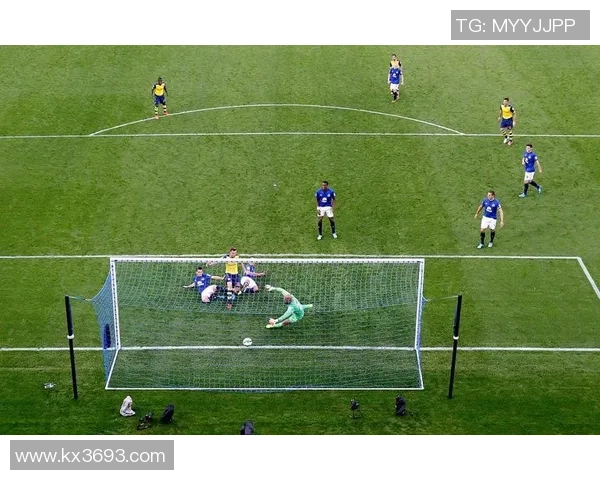 足球后卫能否打破传统成就球星地位的探讨与挑战 足球后卫能否打破传统成就球星地位的探讨与挑战