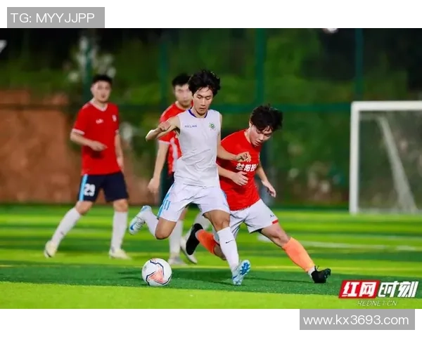 崭露头角的男孩足球球星如何在绿茵场上书写传奇人生