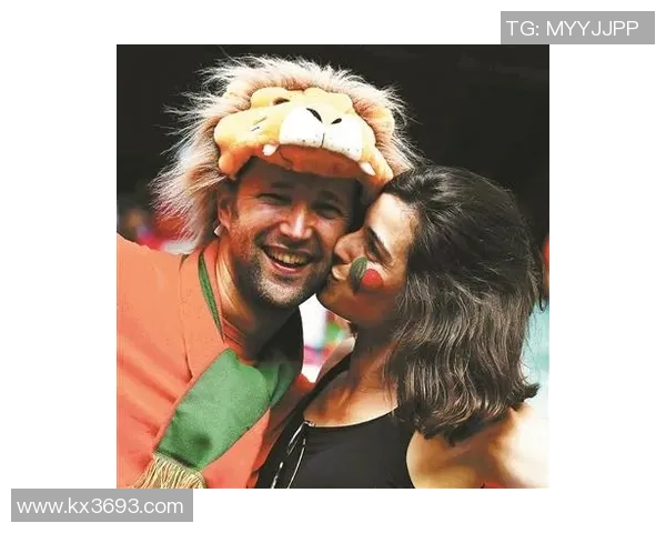 足球球星亲吻瞬间大揭秘:他们的爱情与荣耀如何交织成传奇 足球球星亲吻瞬间大揭秘:他们的爱情与荣耀如何交织成传奇